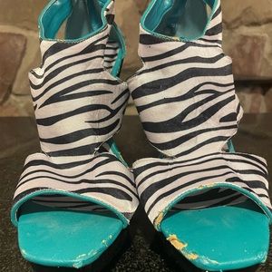 Yoki zebra print size 10 black 4 inch heel